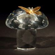 Paperweight "Pilz mit Schmetterling" Steuben Glass, Corning, USA, E. 20. Jh., farbloses Glas in der