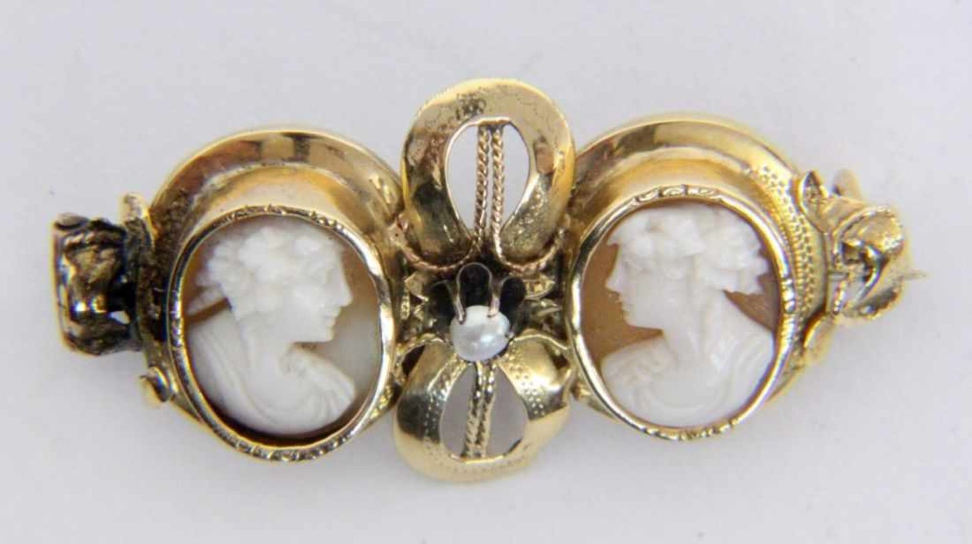 ''AN OLD BAR BROOCH 585/000 yellow gold with shell cameos and seed pearls. Length 38