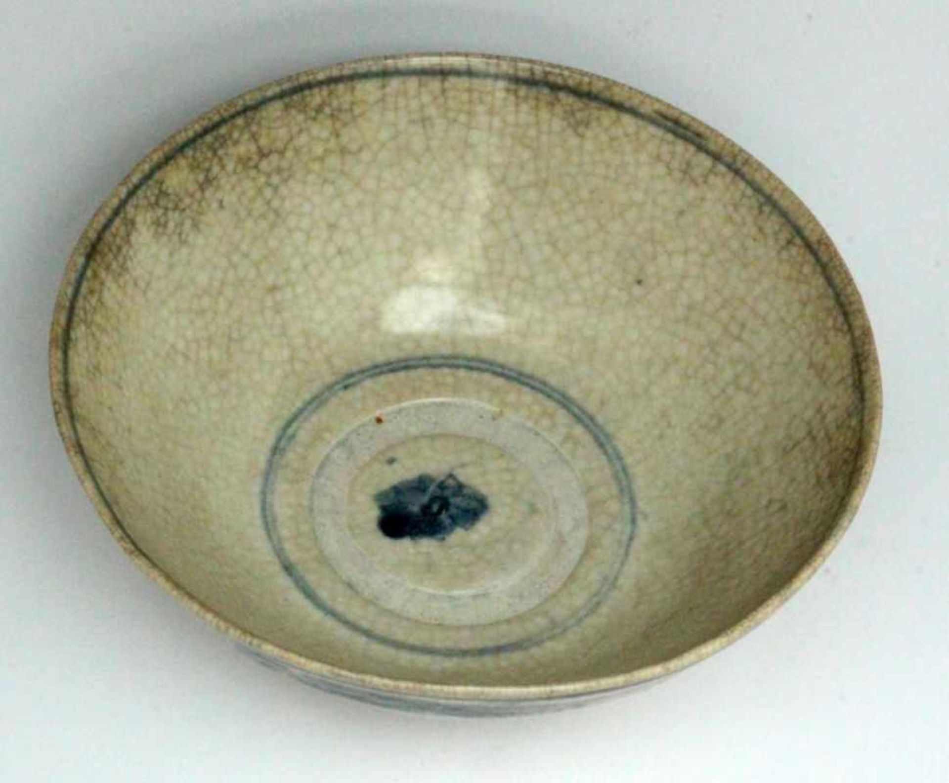 ''A SWATOW ZHANGZHOU PORCELAIN BOWL China, Ming dynasty, 1368-1644 Deep-trough bowl with - Bild 3 aus 5