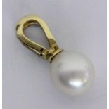 ''A CLIP PENDANT 585/000 yellow gold with beautiful South Sea pearl measuring approximately