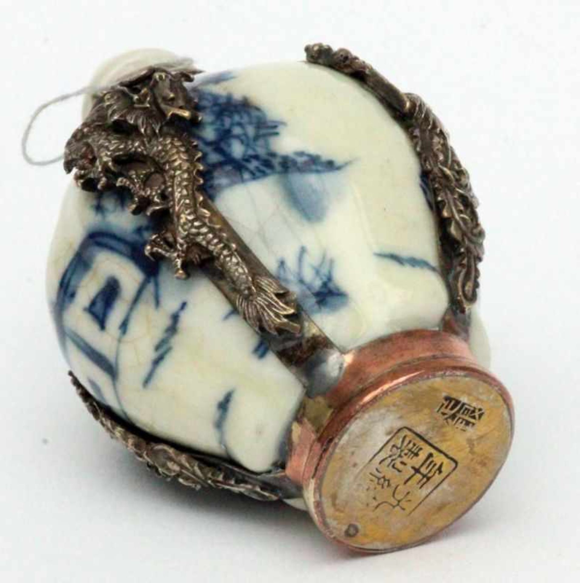 ''A SNUFF BOTTLE WITH STOPPER China, 19th century Porcelain with blue painting and - Bild 4 aus 4