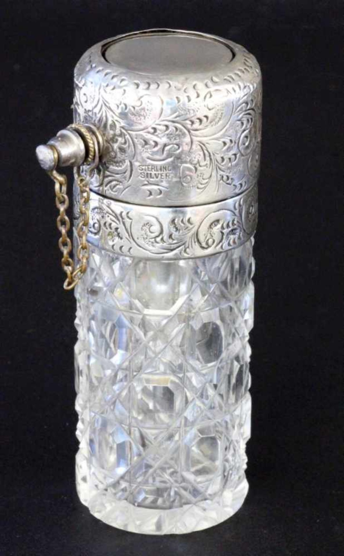 A PERFUME SPRAYER Cut crystal glass with 925/000 silver mount and engraved decoration. 9.5