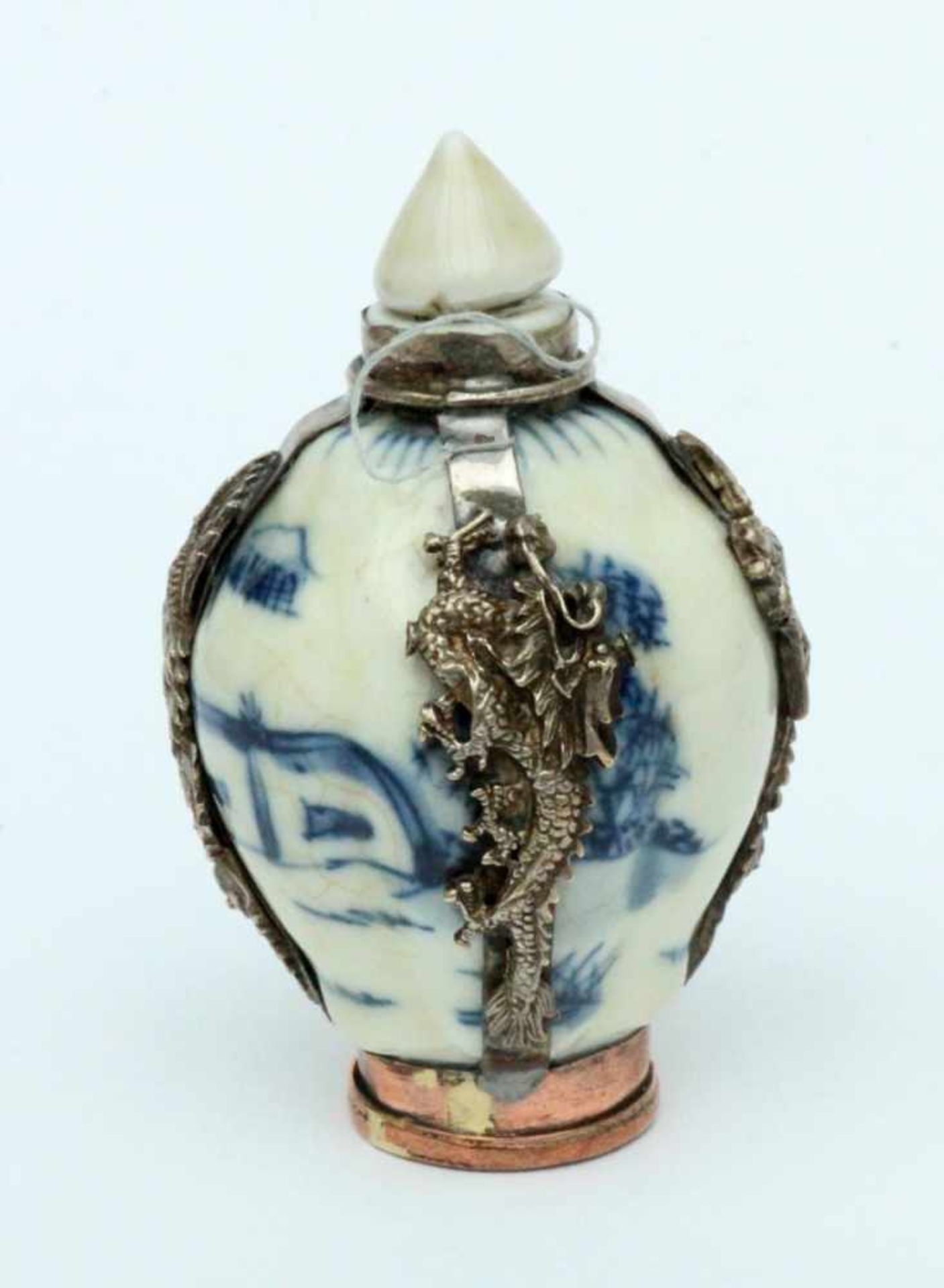 ''A SNUFF BOTTLE WITH STOPPER China, 19th century Porcelain with blue painting and - Bild 3 aus 4