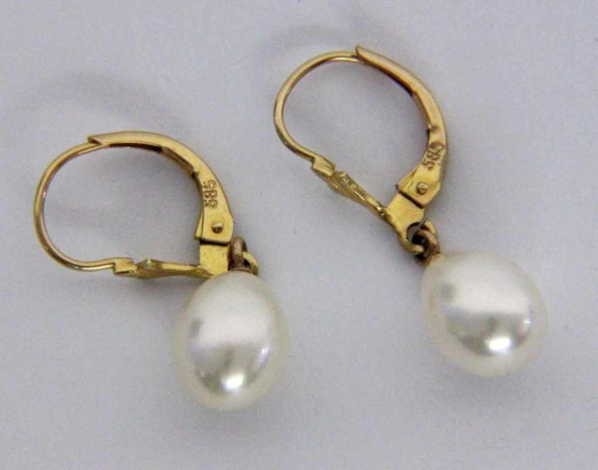 ''A PAIR OF DROP EARRINGS 585/000 yellow gold with drop-shaped pearls. 25 mm long, gross