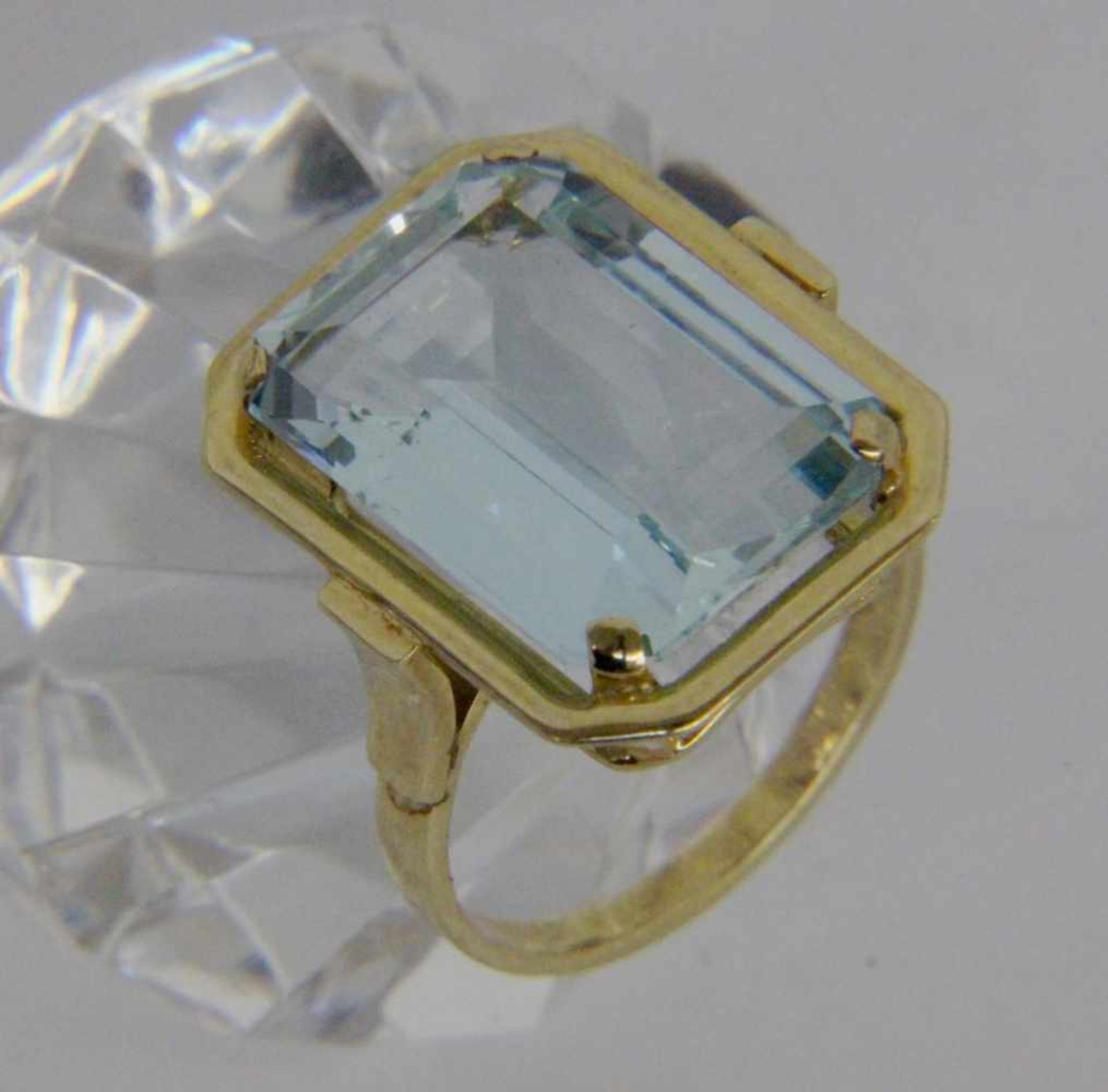 ''A LADIES RING 585/000 yellow gold with fine aquamarine measuring approximately 18 x 13 x