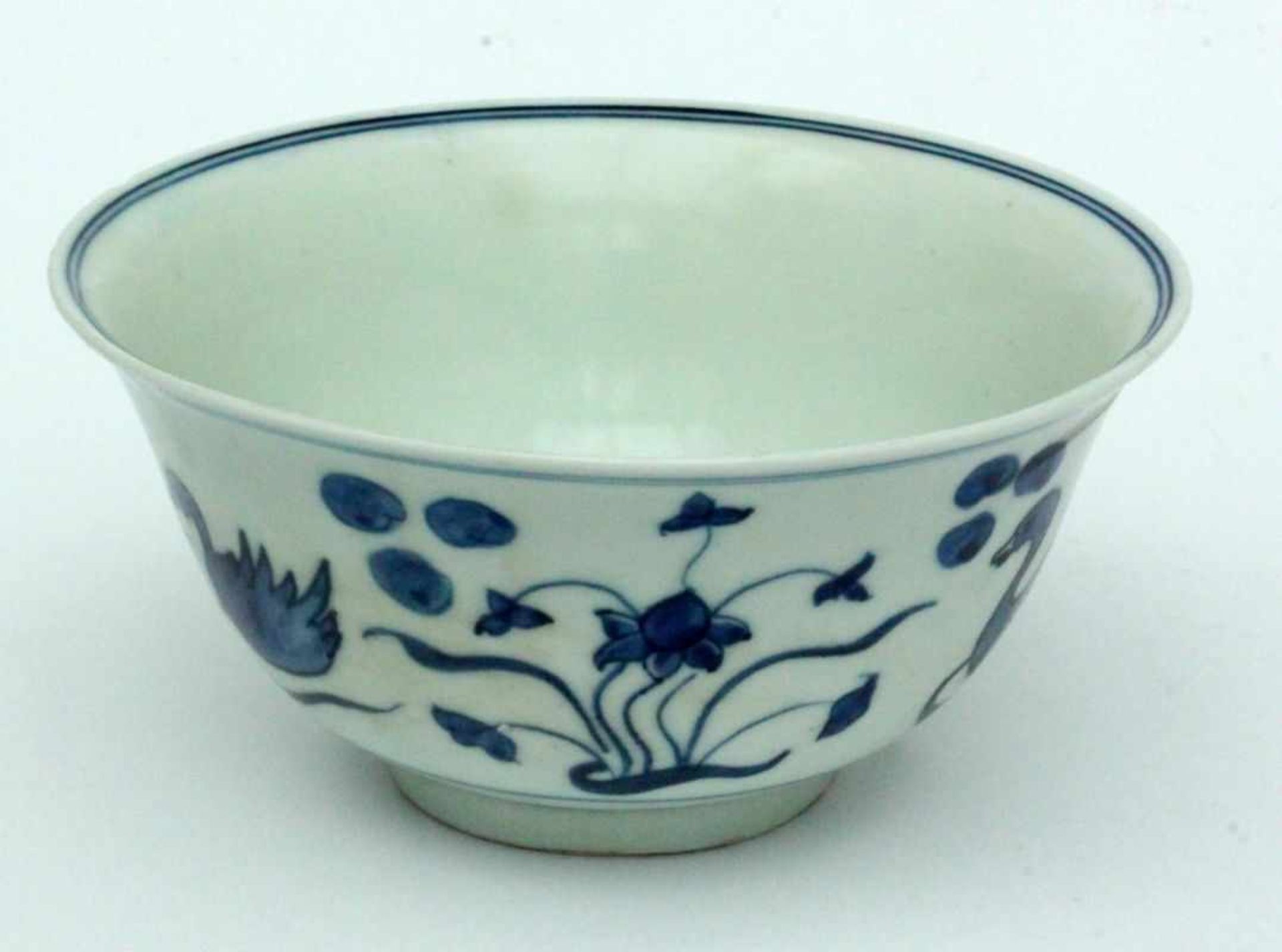 ''A PORCELAIN BOWL China, Ming style Deep-trough bowl with plants and aquatic animals - Bild 4 aus 4