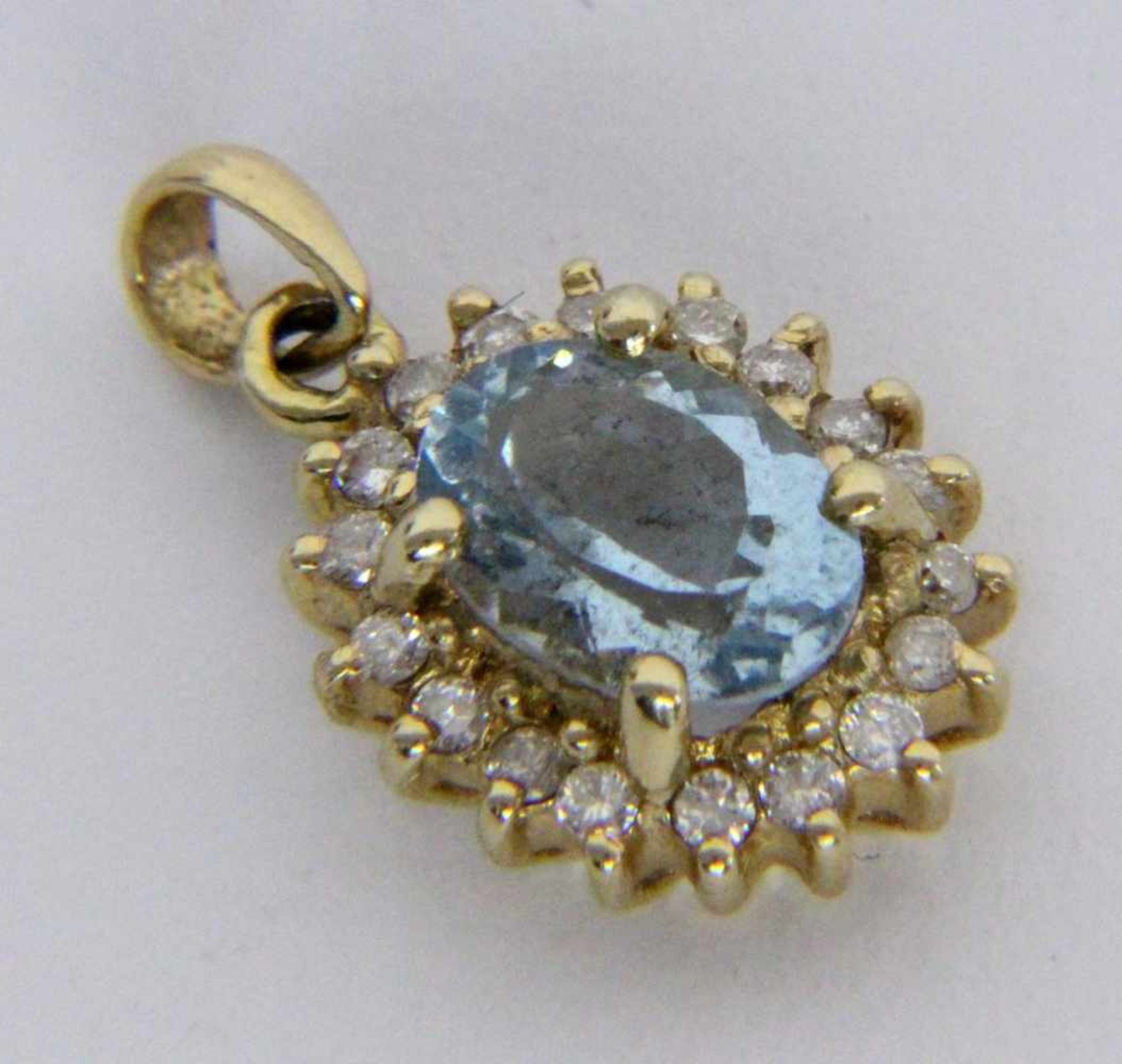 ''A PENDANT 585/000 yellow gold with aquamarine and brilliant cut diamonds. Diameter