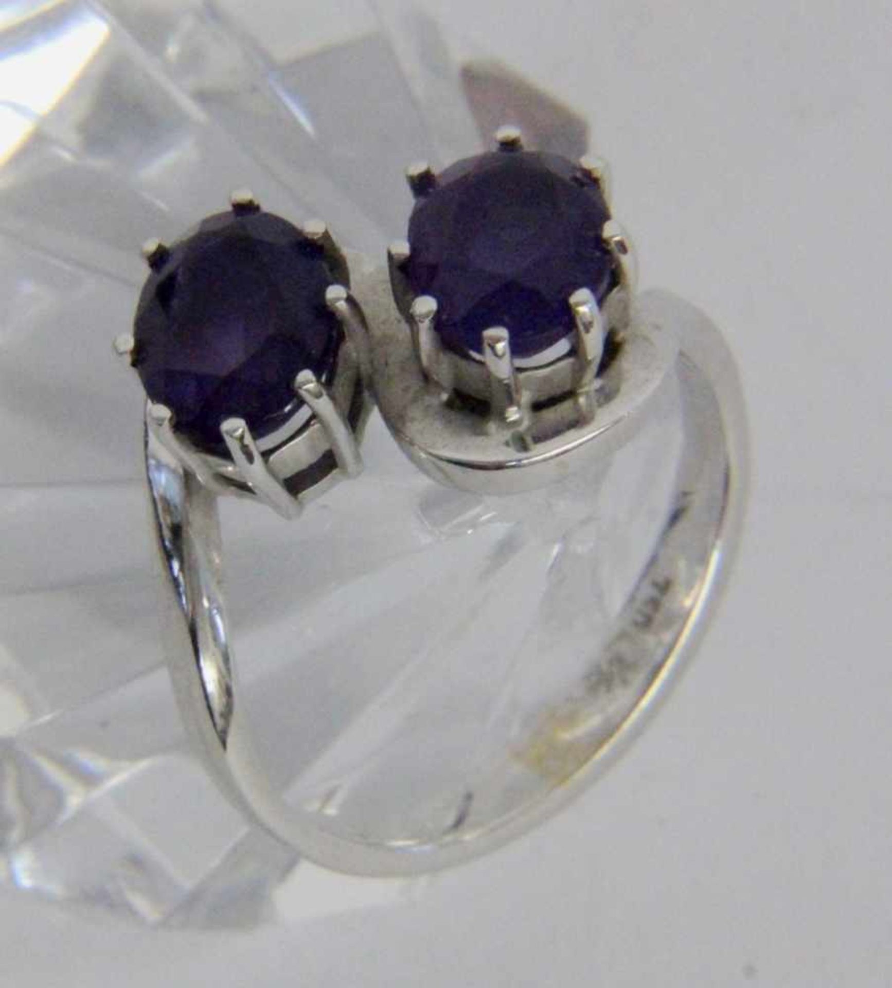 ''A LADIES RING 750/000 yellow gold with 2 amethysts. Ring size 55, gross weight approx.