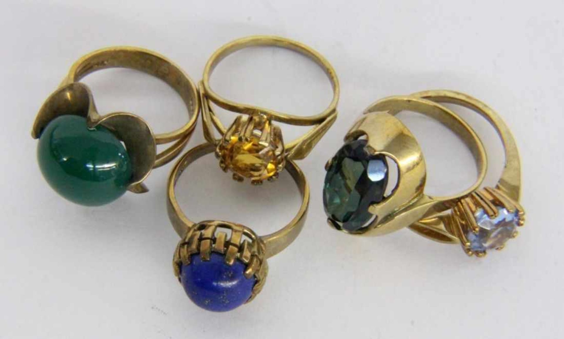 ''A LOT OF 5 LADIES RINGS 333/000 yellow gold with gemstones. Gross weight approx. 19