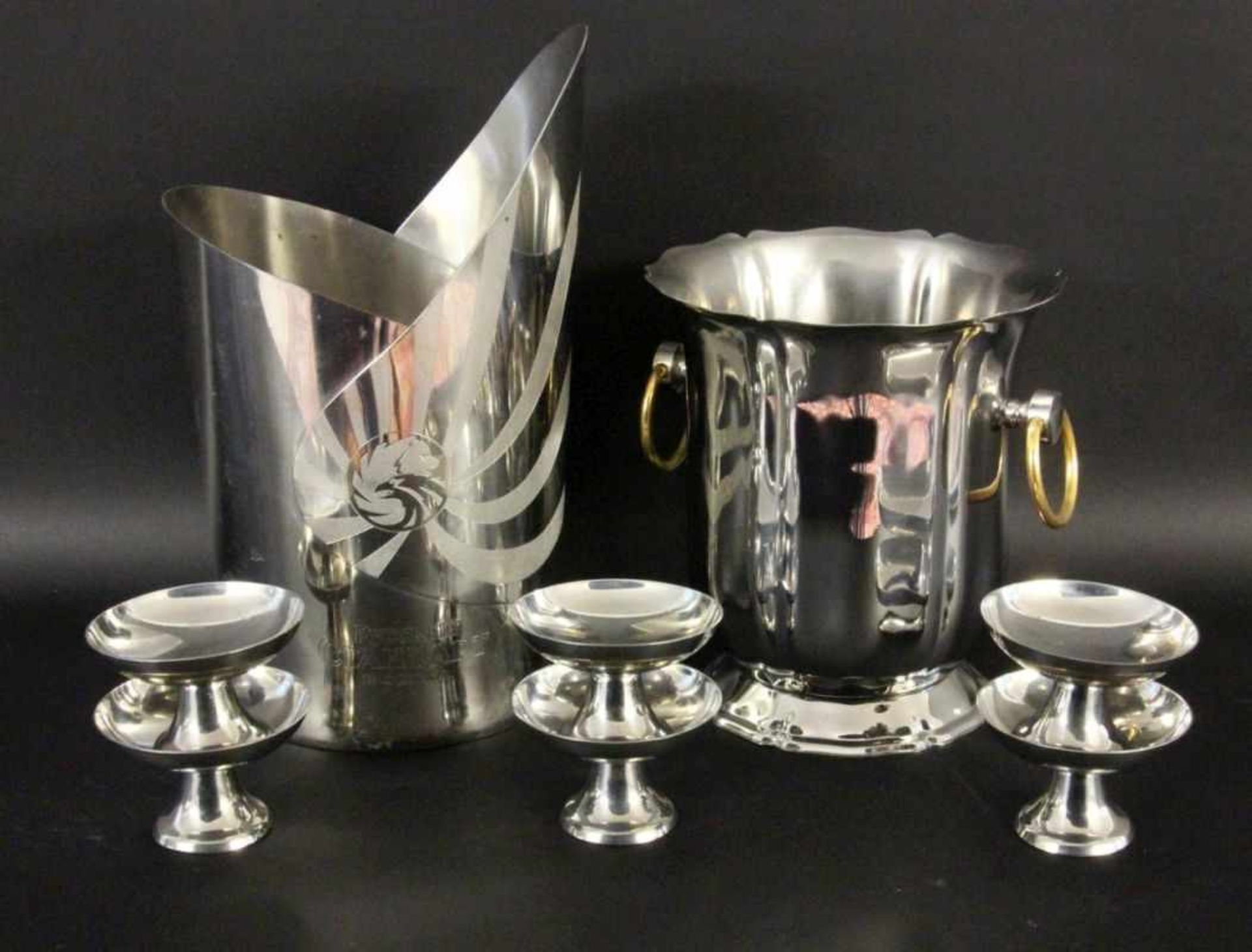 ''2 BOTTLE COOLERS AND 6 ICE CREAM BOWLS. Chrome-plated.Keywords: tableware''