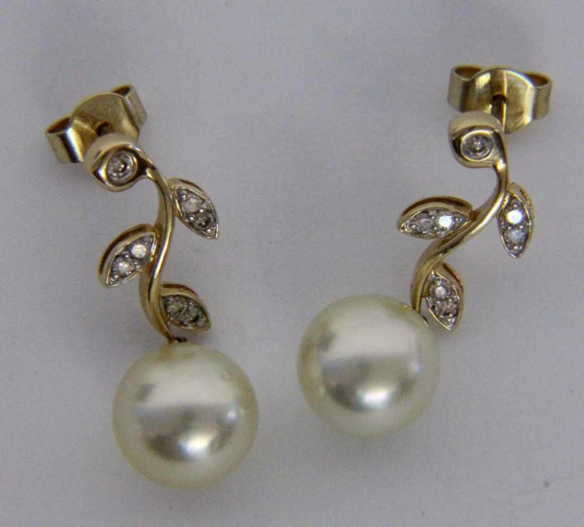 ''A PAIR OF STUD EARRINGS 585/000 yellow gold with cultured pearls with a light-gold lustre