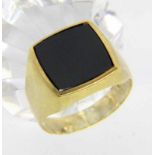 ''A MEN'S RING 333/000 yellow gold with onyx plate. Ring size 61, gross weight approx. 4.2