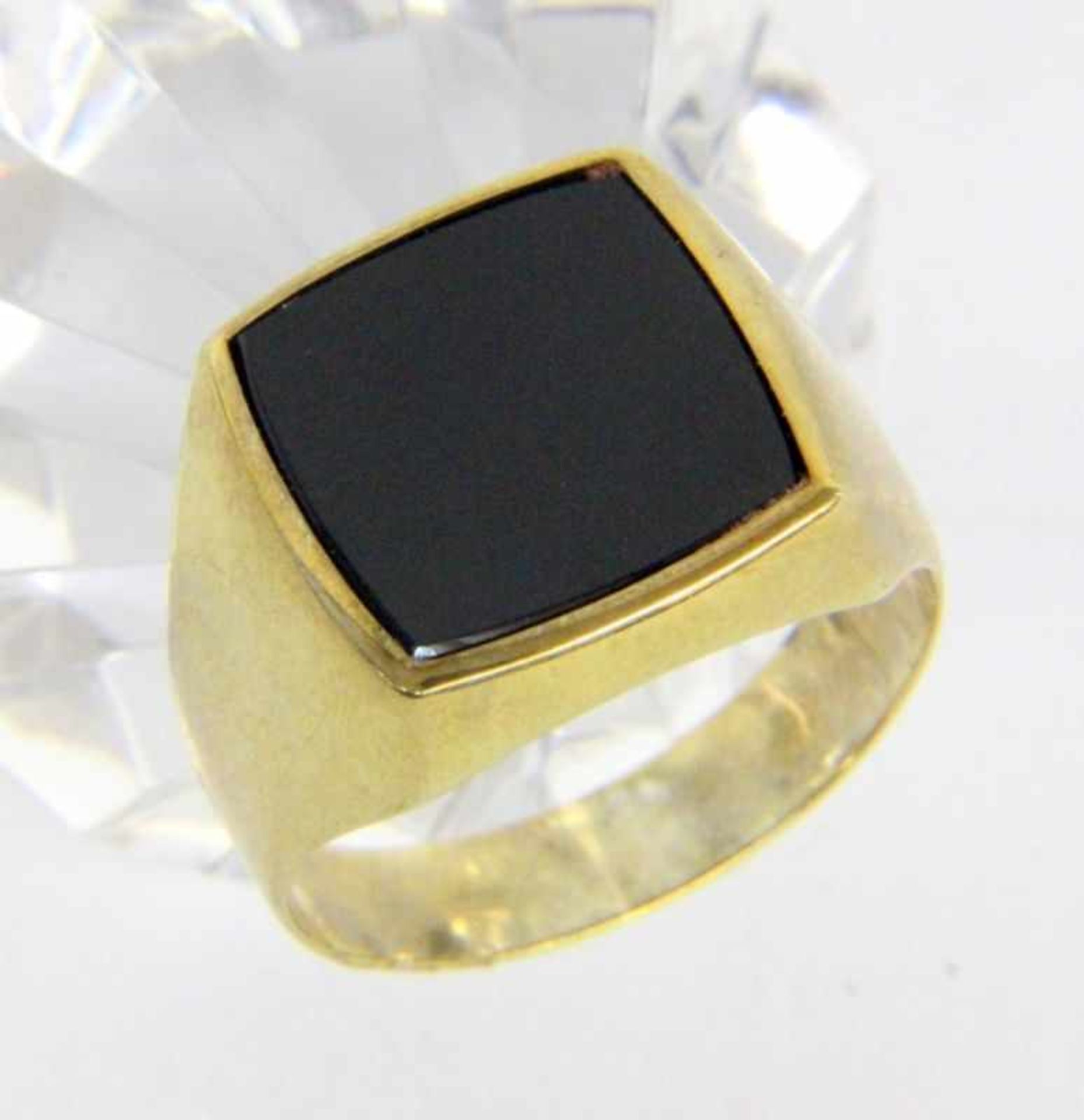 ''A MEN'S RING 333/000 yellow gold with onyx plate. Ring size 61, gross weight approx. 4.2