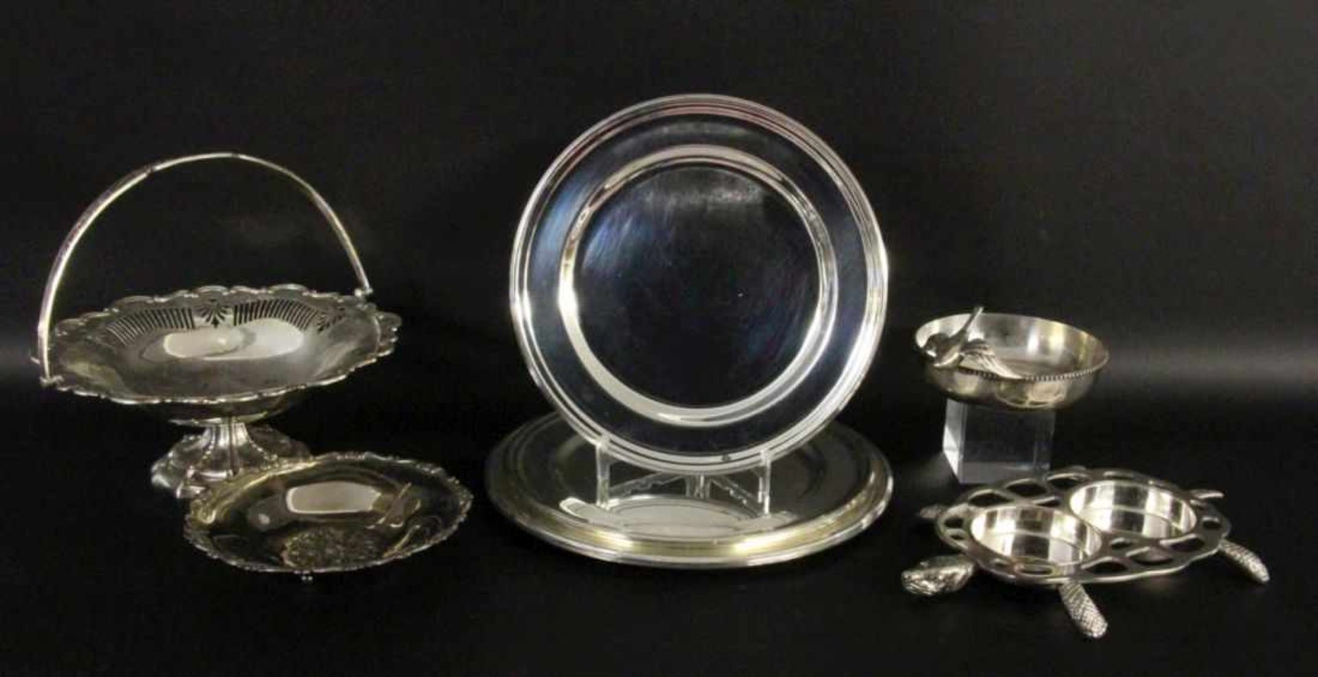 ''7 CHARGER PLATES AND VARIOUS SERVING DISHES Silver-plated metal. Diameter of plates 29/30