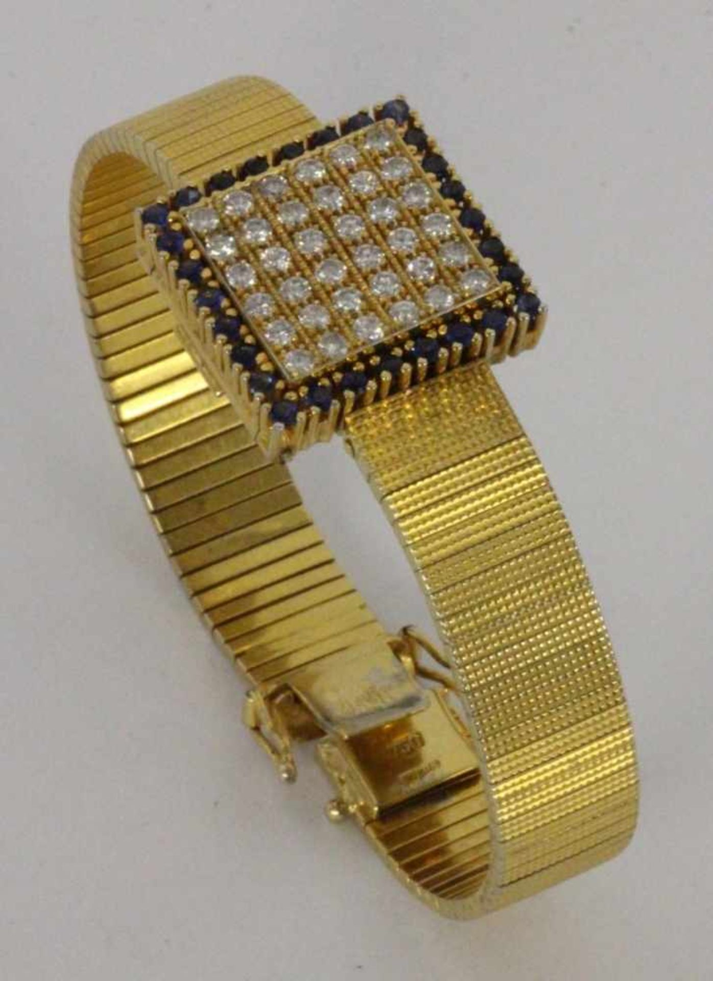 ''A LADIES JEWELLERY WRISTWATCH, ''ETERNA'' 750/000 yellow gold. Hinged lid set with 36