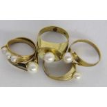 ''A LOT OF 5 PEARL RINGS 333/000 yellow gold. Gross weight approx. 11 gramsKeywords: