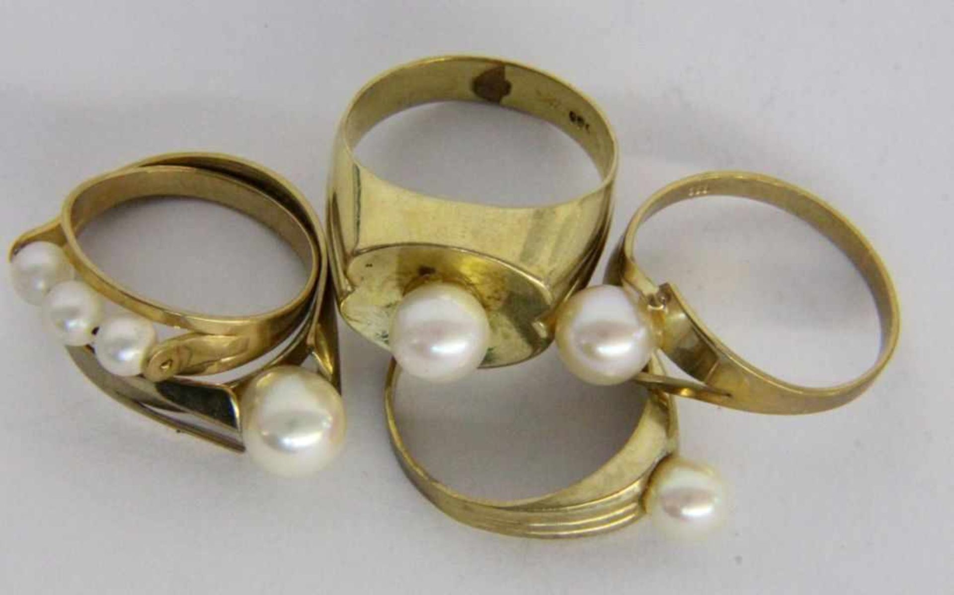 ''A LOT OF 5 PEARL RINGS 333/000 yellow gold. Gross weight approx. 11 gramsKeywords: