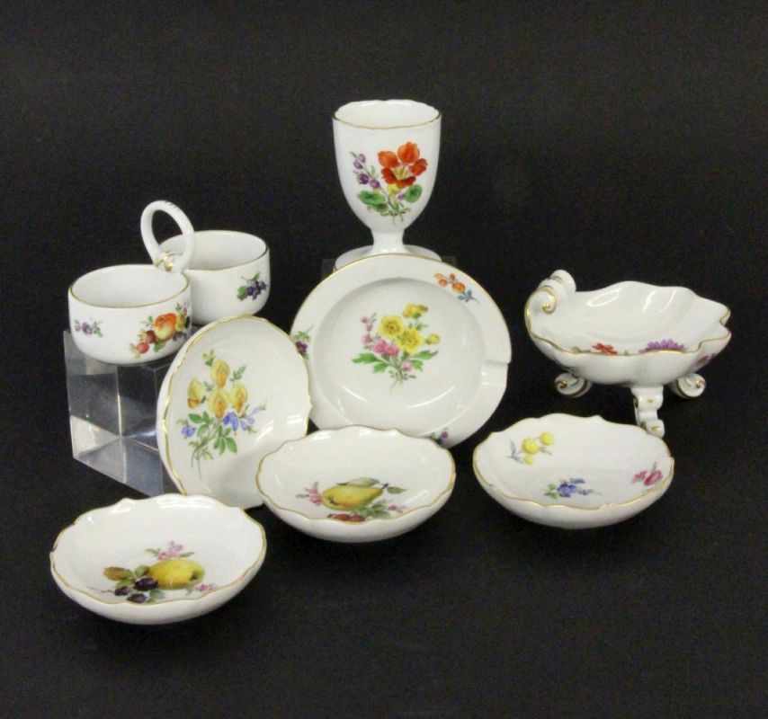 ''A LOT OF 8 MEISSEN PORCELAIN ITEMS 20th century Spice bowl, egg cup, nautilus shell,