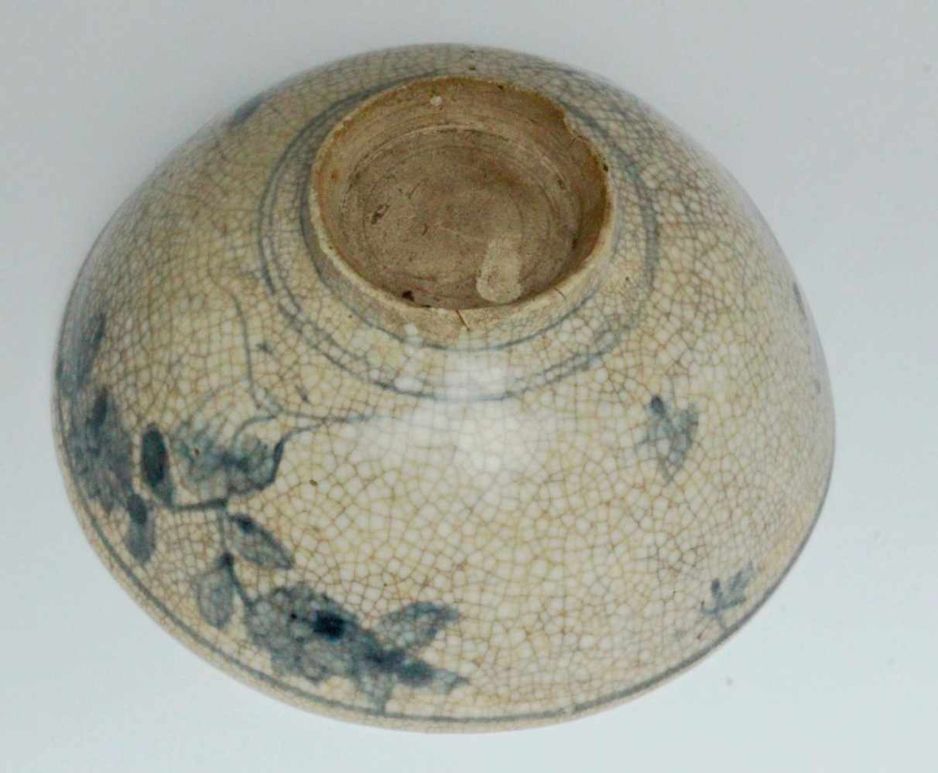 ''A SWATOW ZHANGZHOU PORCELAIN BOWL China, Ming dynasty, 1368-1644 Deep-trough bowl with - Bild 5 aus 5
