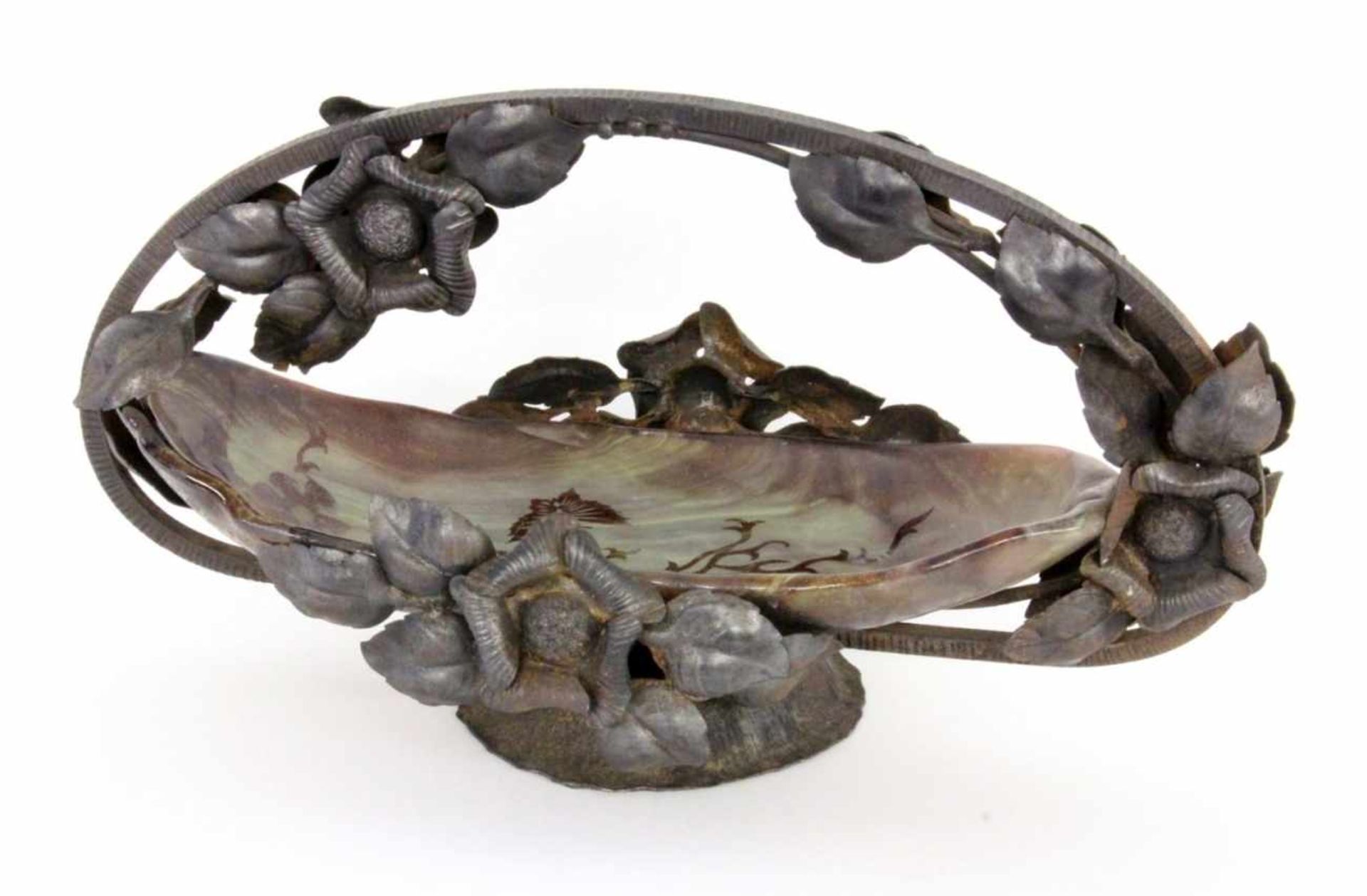 A DECORATIVE FRUIT BOWL Blackened iron frame with sculptural flowers. Inserted glass bowl - Bild 2 aus 3