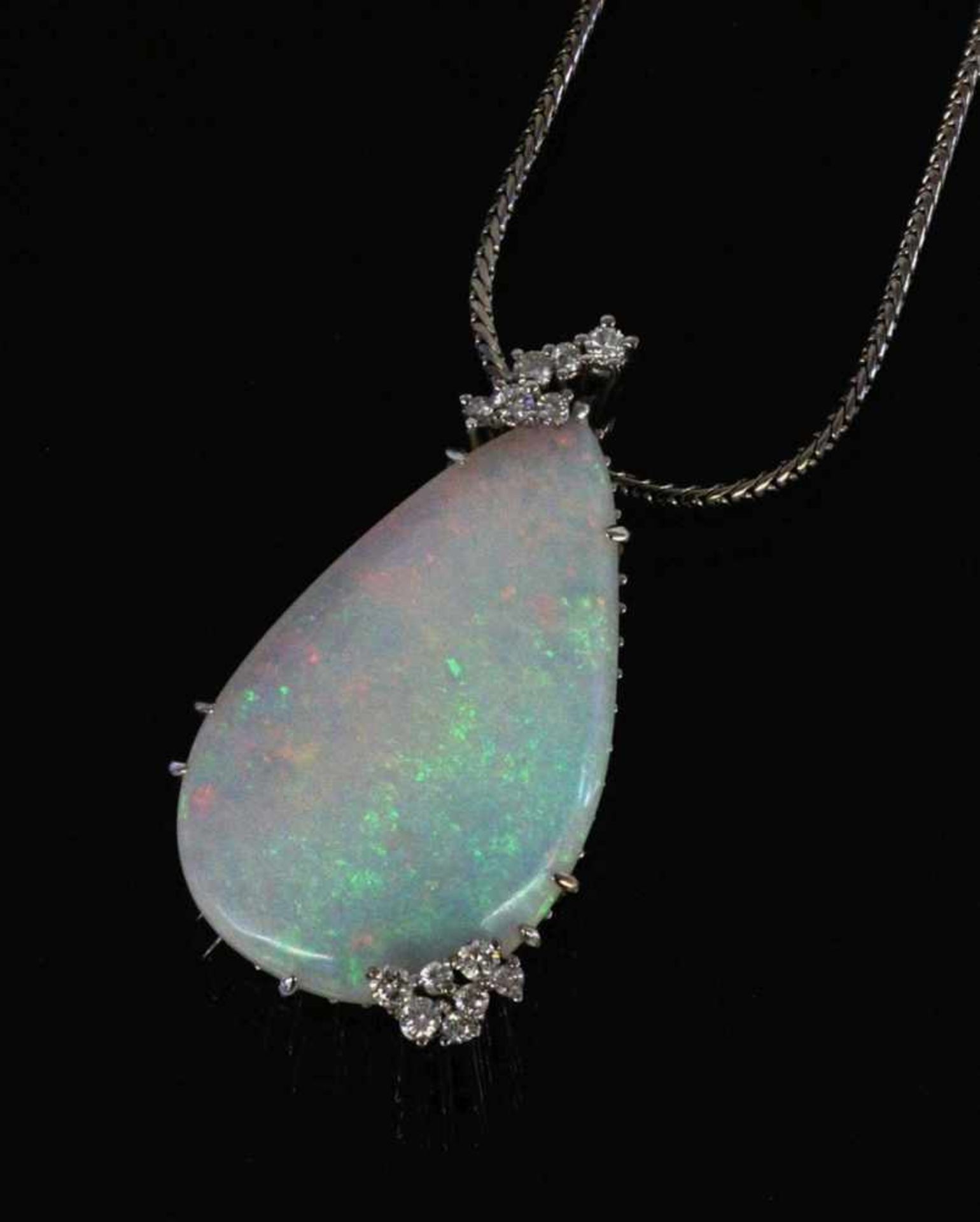 ''AN OPAL PENDANT A precious opal of exceptional size, approximately 40ct, approx. 34 x 20 - Bild 2 aus 3