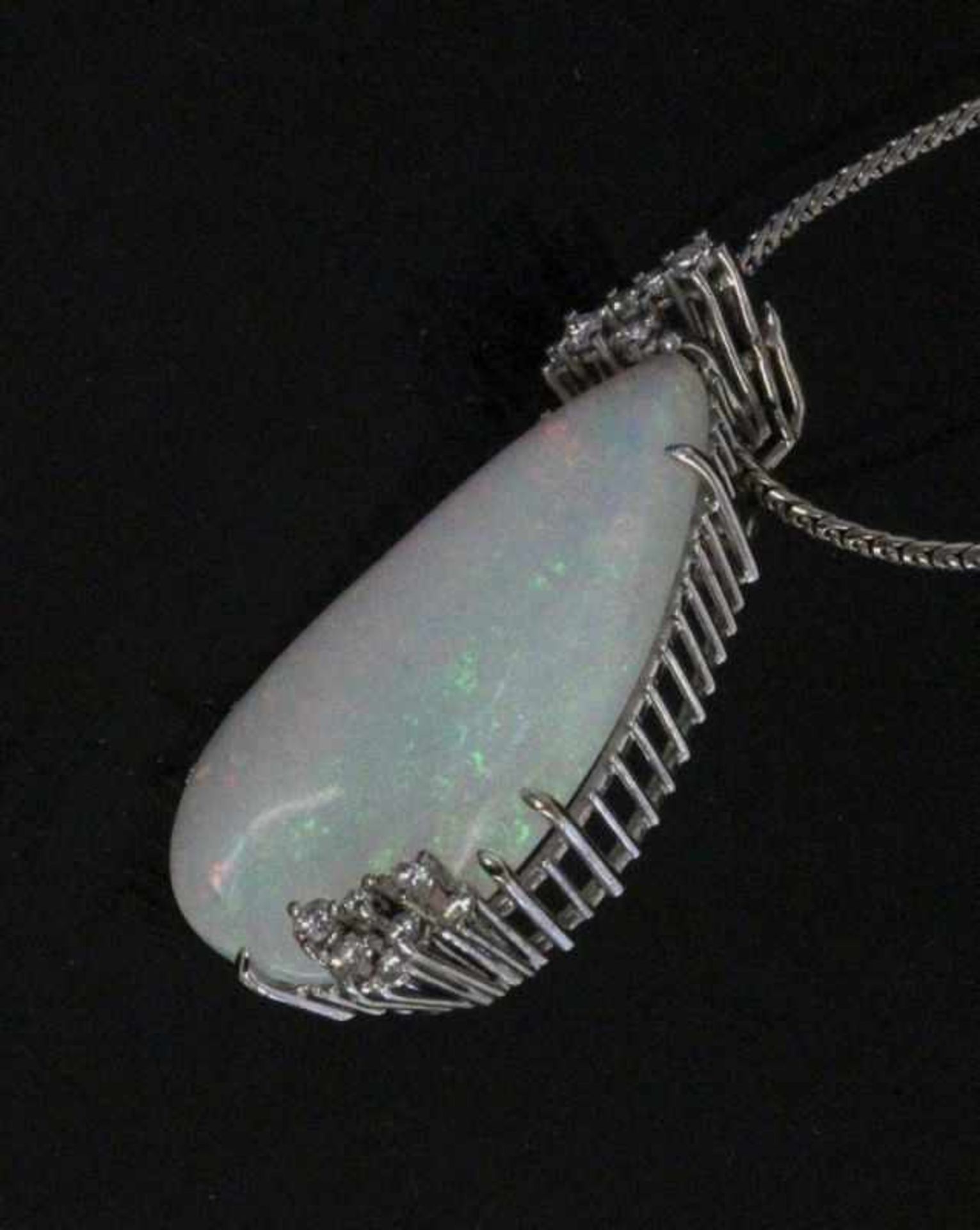 ''AN OPAL PENDANT A precious opal of exceptional size, approximately 40ct, approx. 34 x 20 - Bild 3 aus 3