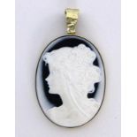 ''AN ONYX CAMEO WITH PORTRAIT OF A GIRL 585/000 yellow gold with layered onyx. Approx. 30 x