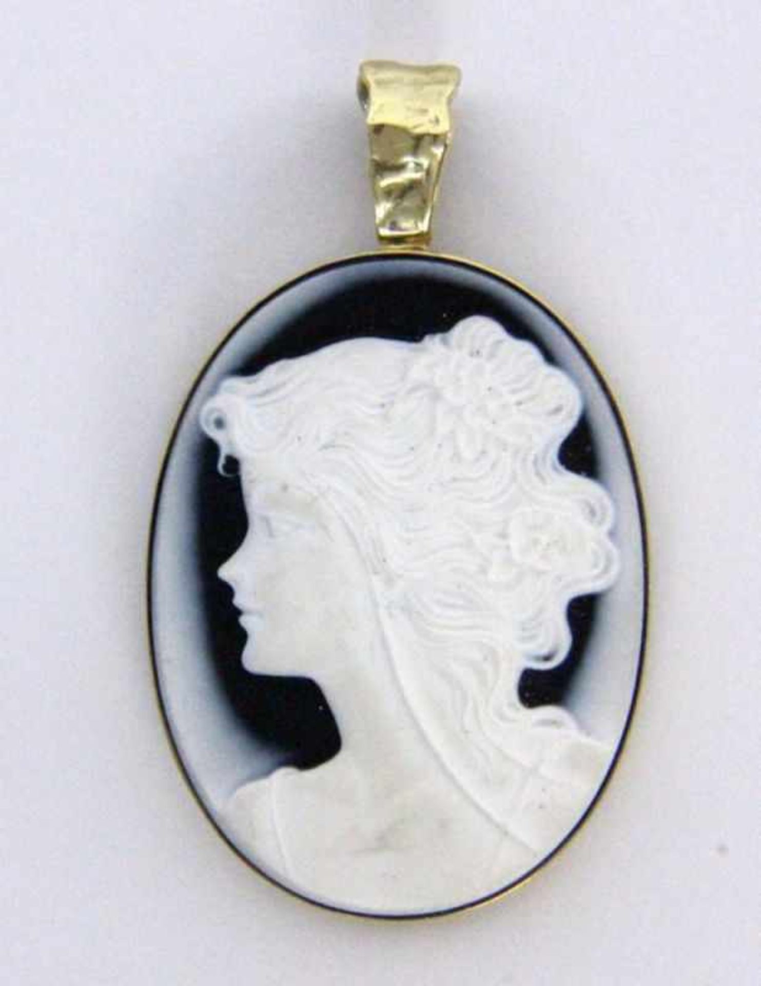 ''AN ONYX CAMEO WITH PORTRAIT OF A GIRL 585/000 yellow gold with layered onyx. Approx. 30 x