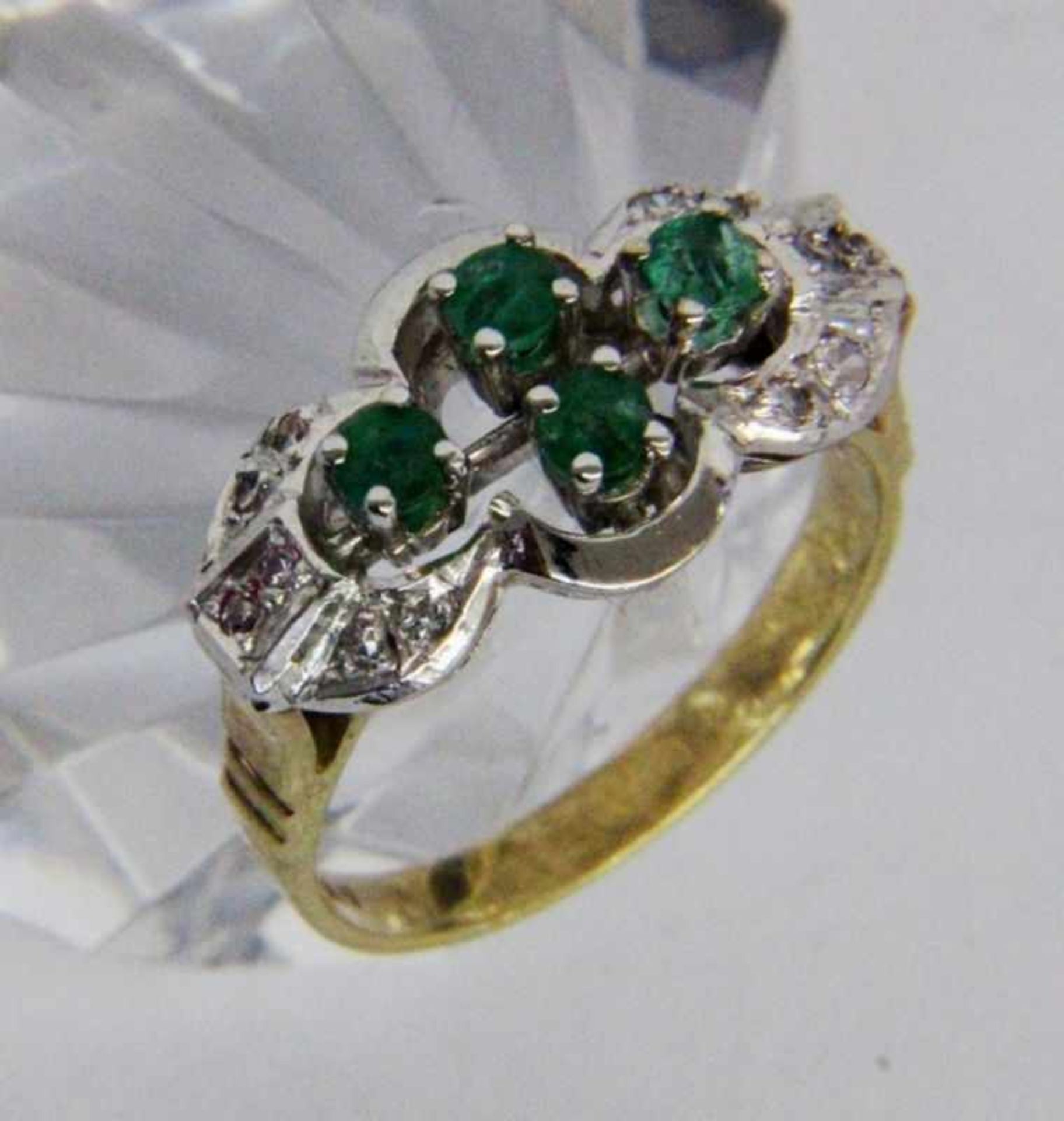 ''A LADIES RING 585/000 yellow gold with 4 emeralds and brilliant cut diamonds. Ring size