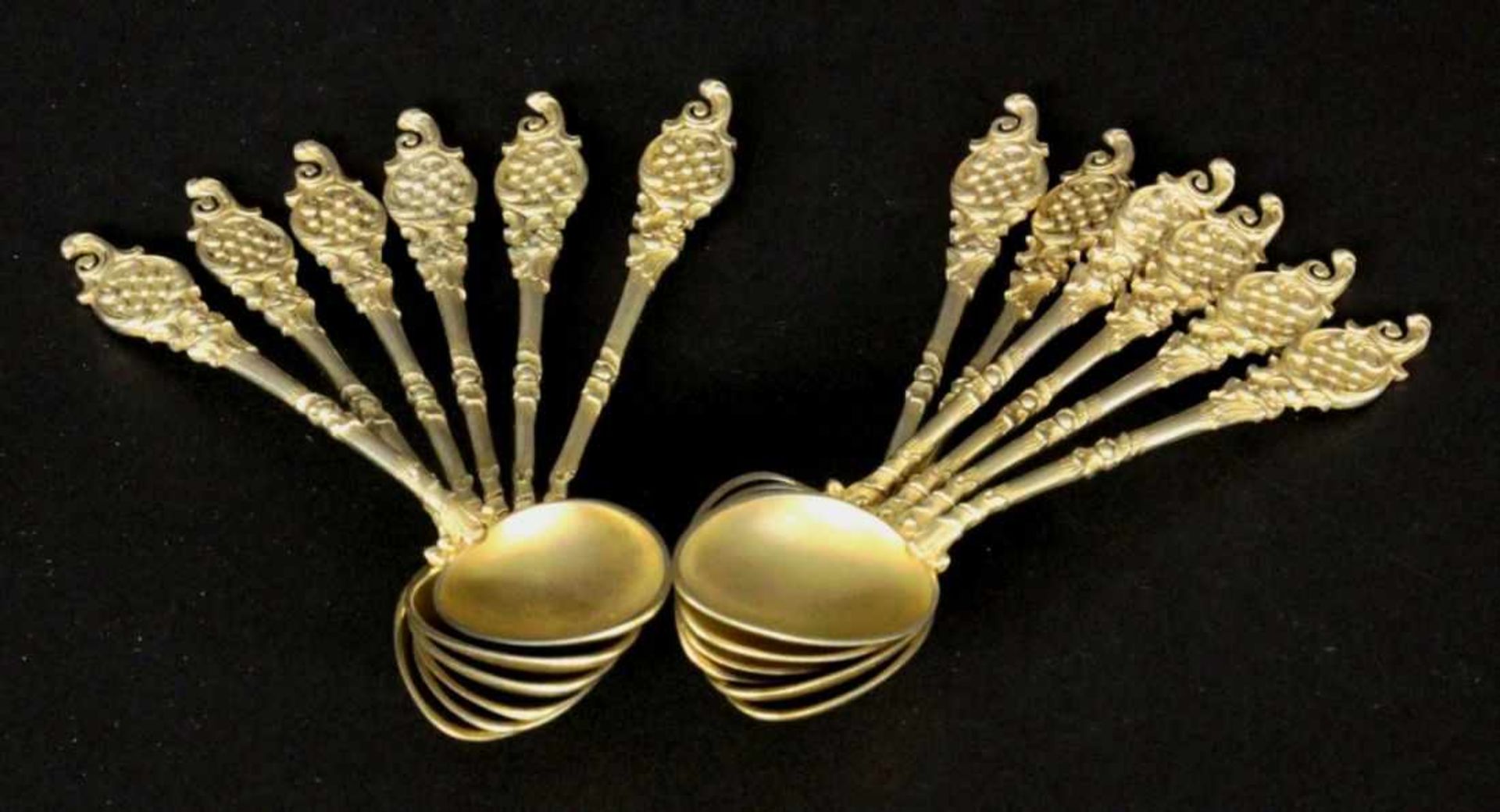 ''A SET OF 12 COFFEE SPOONS, silver, gold-plated. Approx. 154 gramsKeywords: silverware,