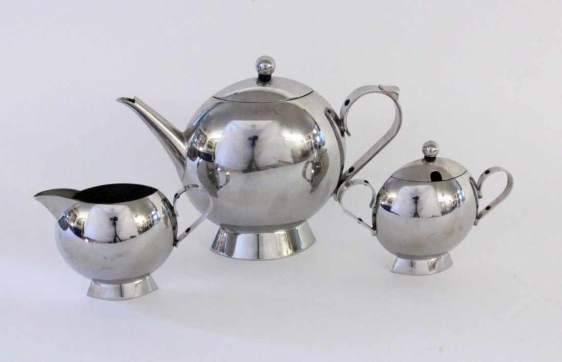 A NICK MUNRO DESIGNER SERVICE High polished stainless steel. 3 pieces, consisting of tea