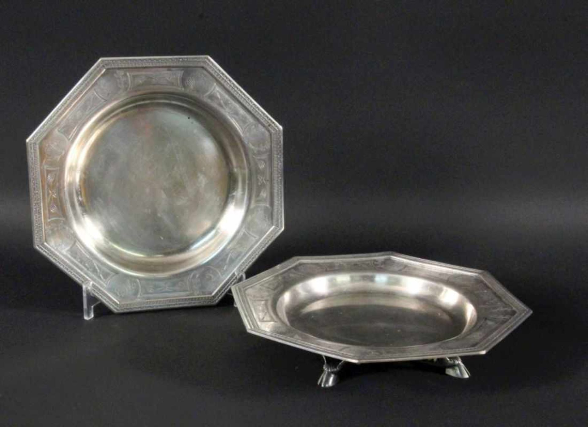 A PAIR OF CENTREPIECES ca. 1900 Silver-plated metal with engraved decoration. Octagonal