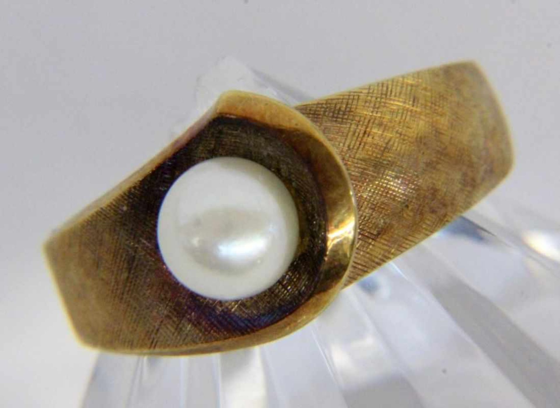 ''A LADIES RING WITH PEARL 585/000 yellow gold. Ring size 56, gross weight approx. 6.7