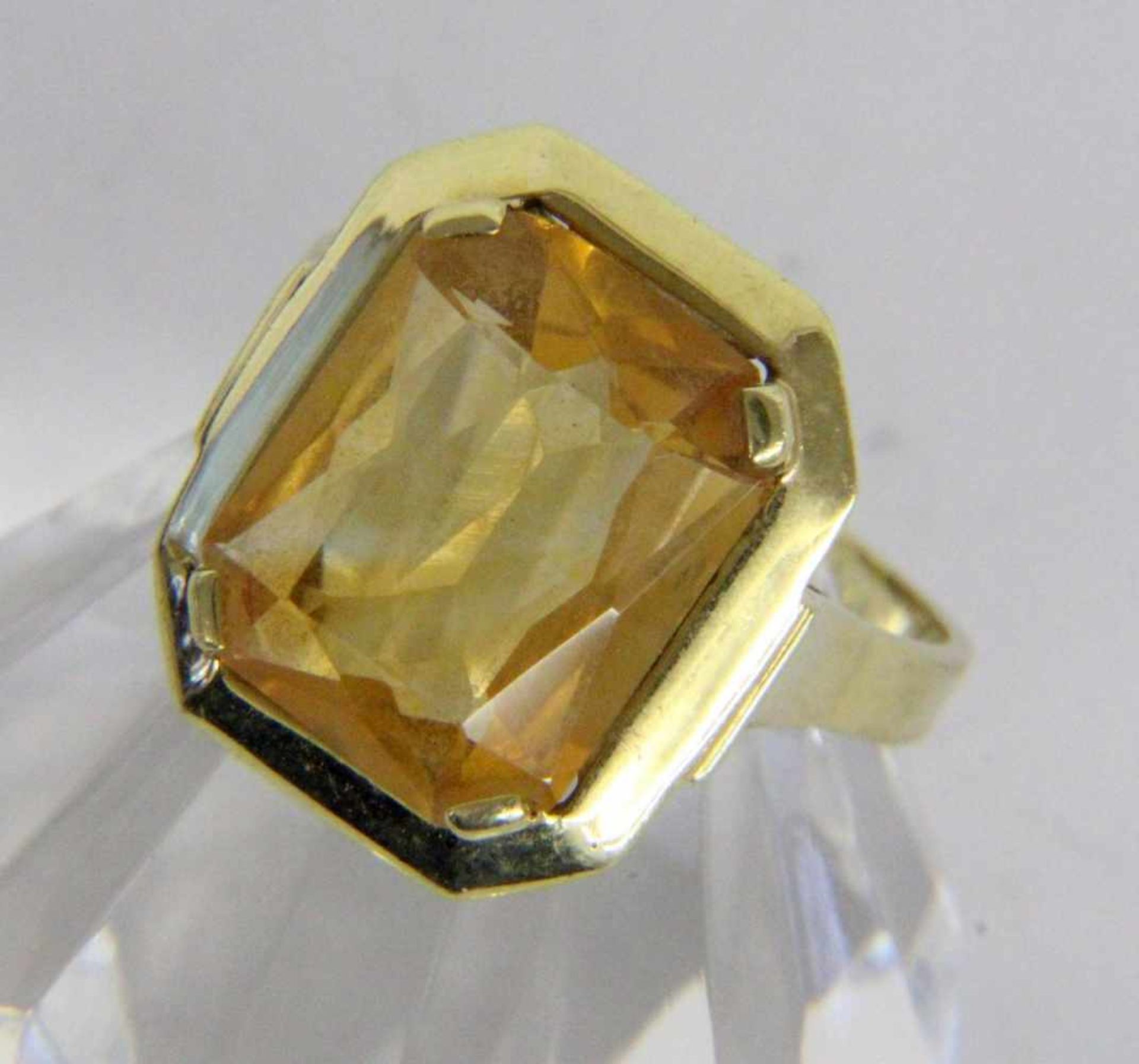 ''A LADIES RING 585/000 yellow gold with citrine. Ring size 57, gross weight approx. 6