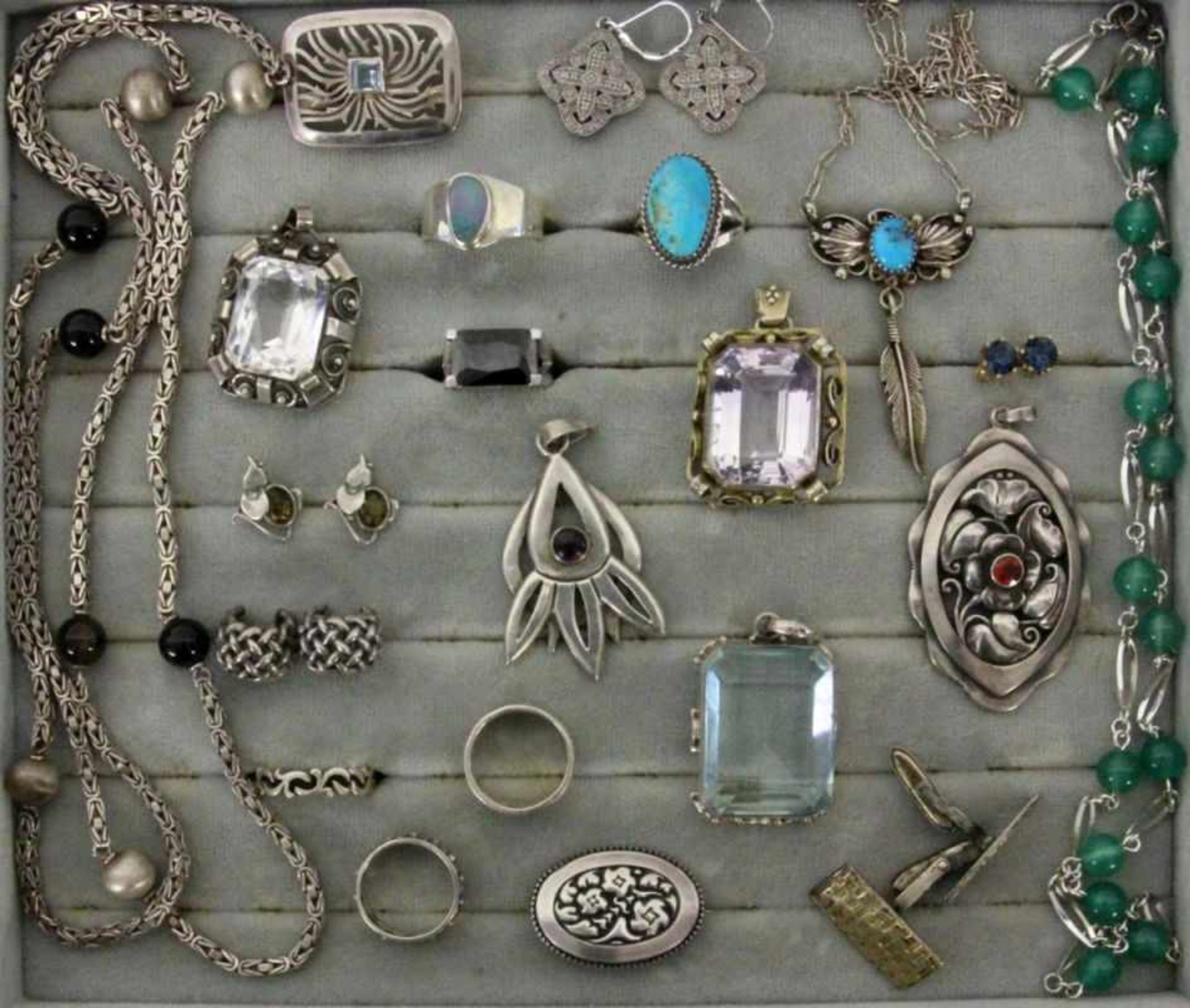 ''A LOT OF 21 JEWELLERY PIECES. Mostly silverKeywords: jewellery, jewelry''