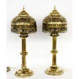 A PAIR OF TABLE LAMPS IN ORIENTAL STYLE Brass, electrified. 75 cm high