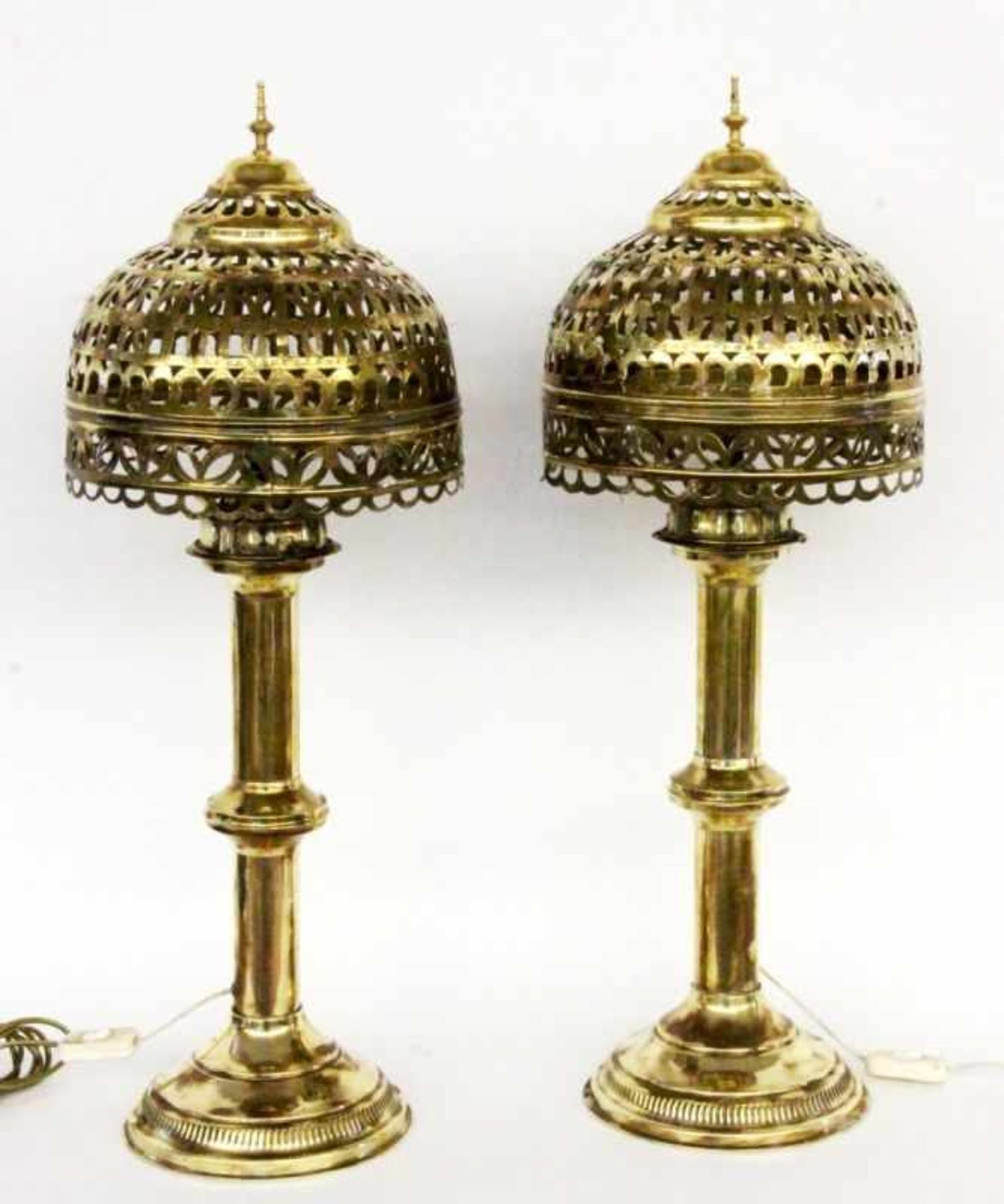 A PAIR OF TABLE LAMPS IN ORIENTAL STYLE Brass, electrified. 75 cm high