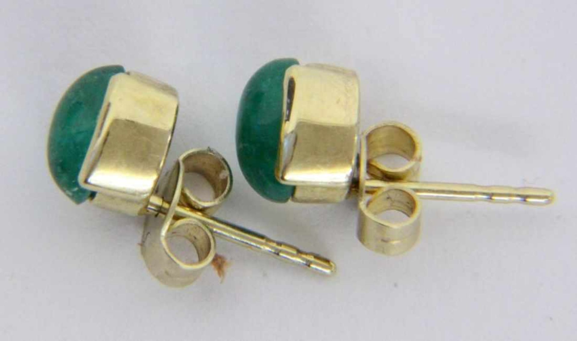 ''A PAIR OF STUD EARRINGS 585/000 yellow gold with emerald cabochons, approx. 5 x 6 mm.