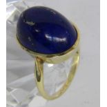 ''A LADIES RING 585/000 yellow gold with lapis lazuli cabochon. Ring size 56, gross weight