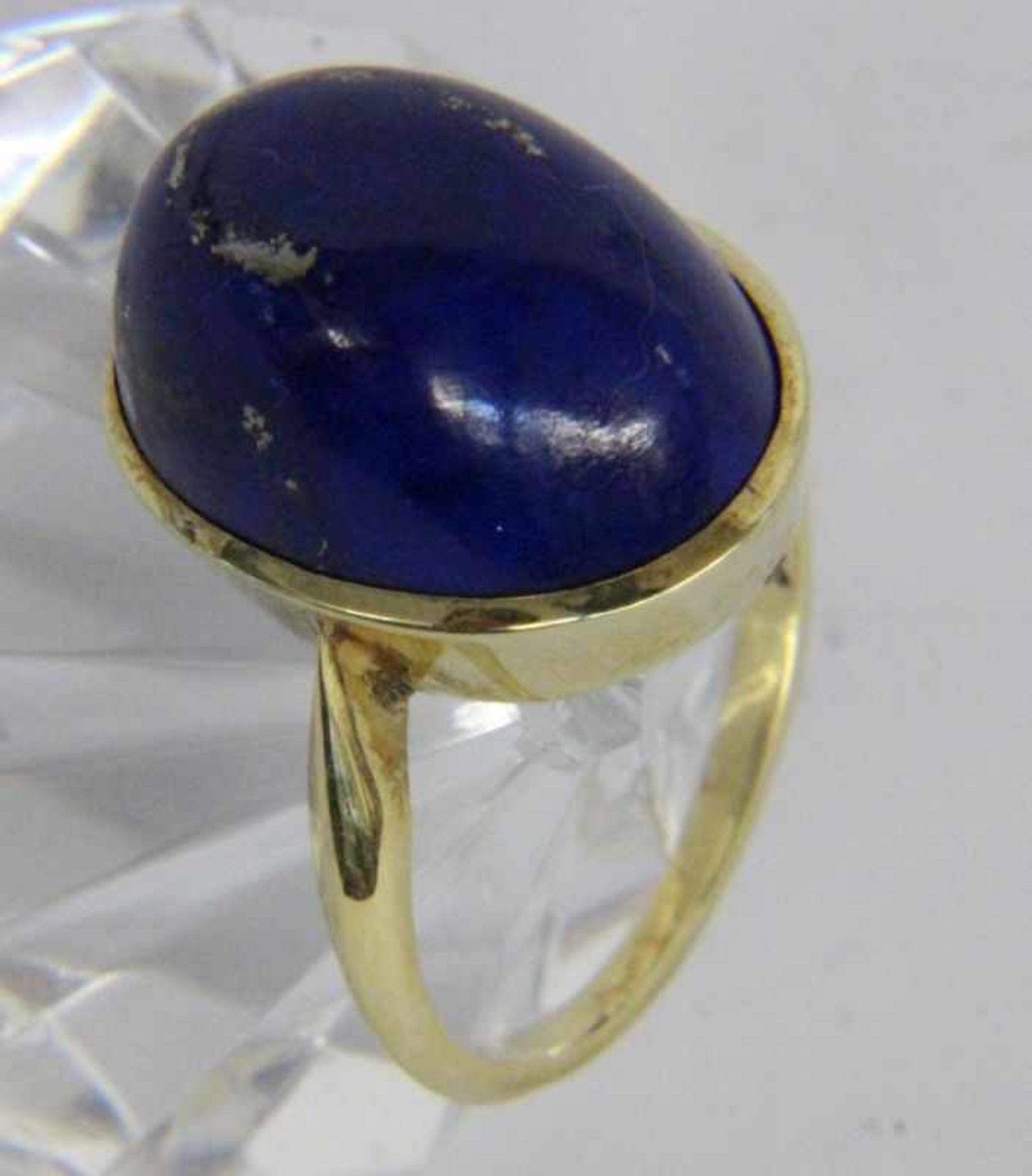 ''A LADIES RING 585/000 yellow gold with lapis lazuli cabochon. Ring size 56, gross weight