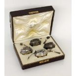 A SET OF 4 OPEN SALTS IN THE CASE France, late 19th century Silver. 4 salt bowls with