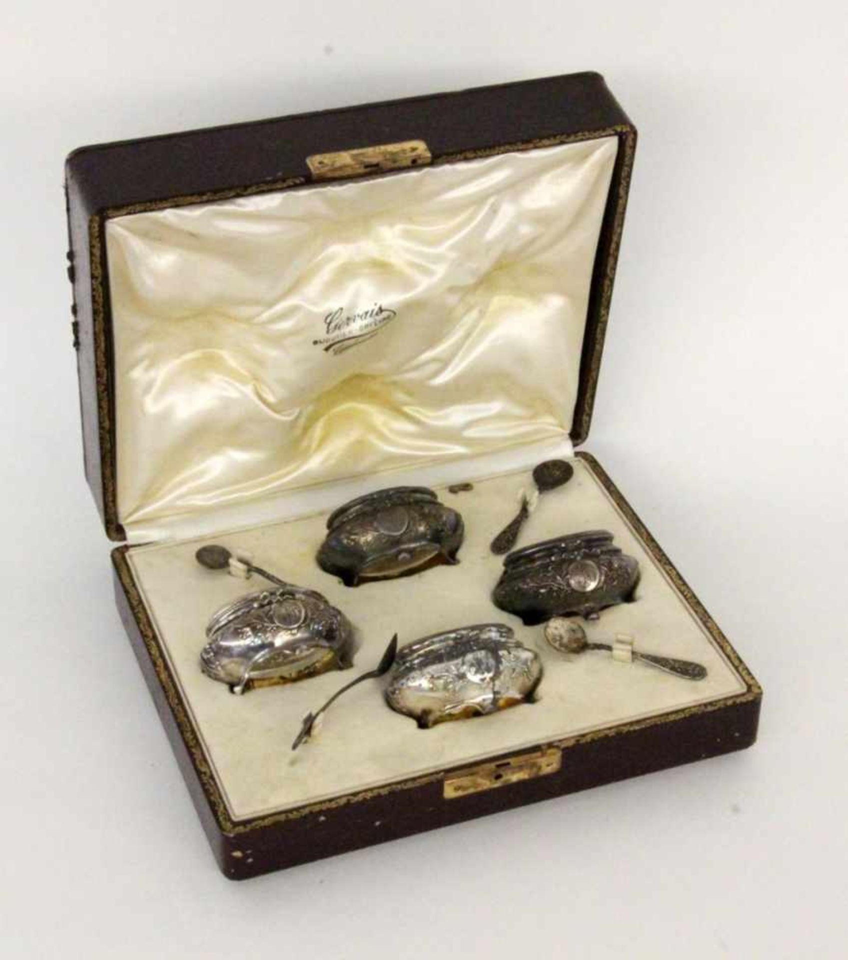 A SET OF 4 OPEN SALTS IN THE CASE France, late 19th century Silver. 4 salt bowls with