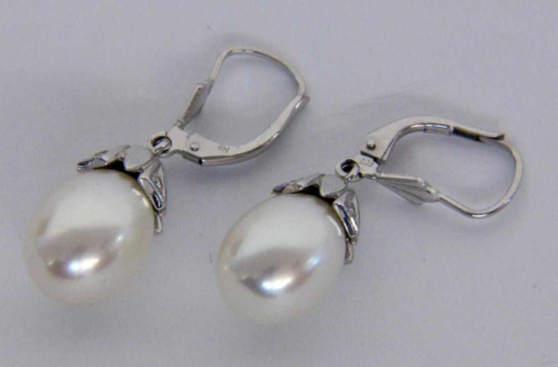 ''A PAIR OF DROP EARRINGS 585/000 white gold with fine cultured pearls measuring