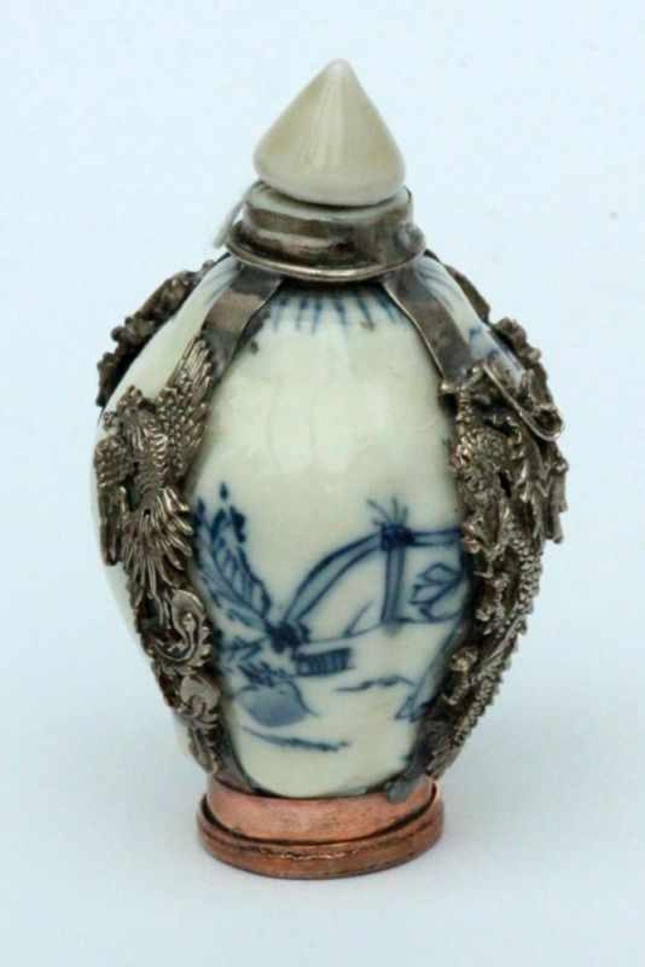 ''A SNUFF BOTTLE WITH STOPPER China, 19th century Porcelain with blue painting and - Bild 2 aus 4