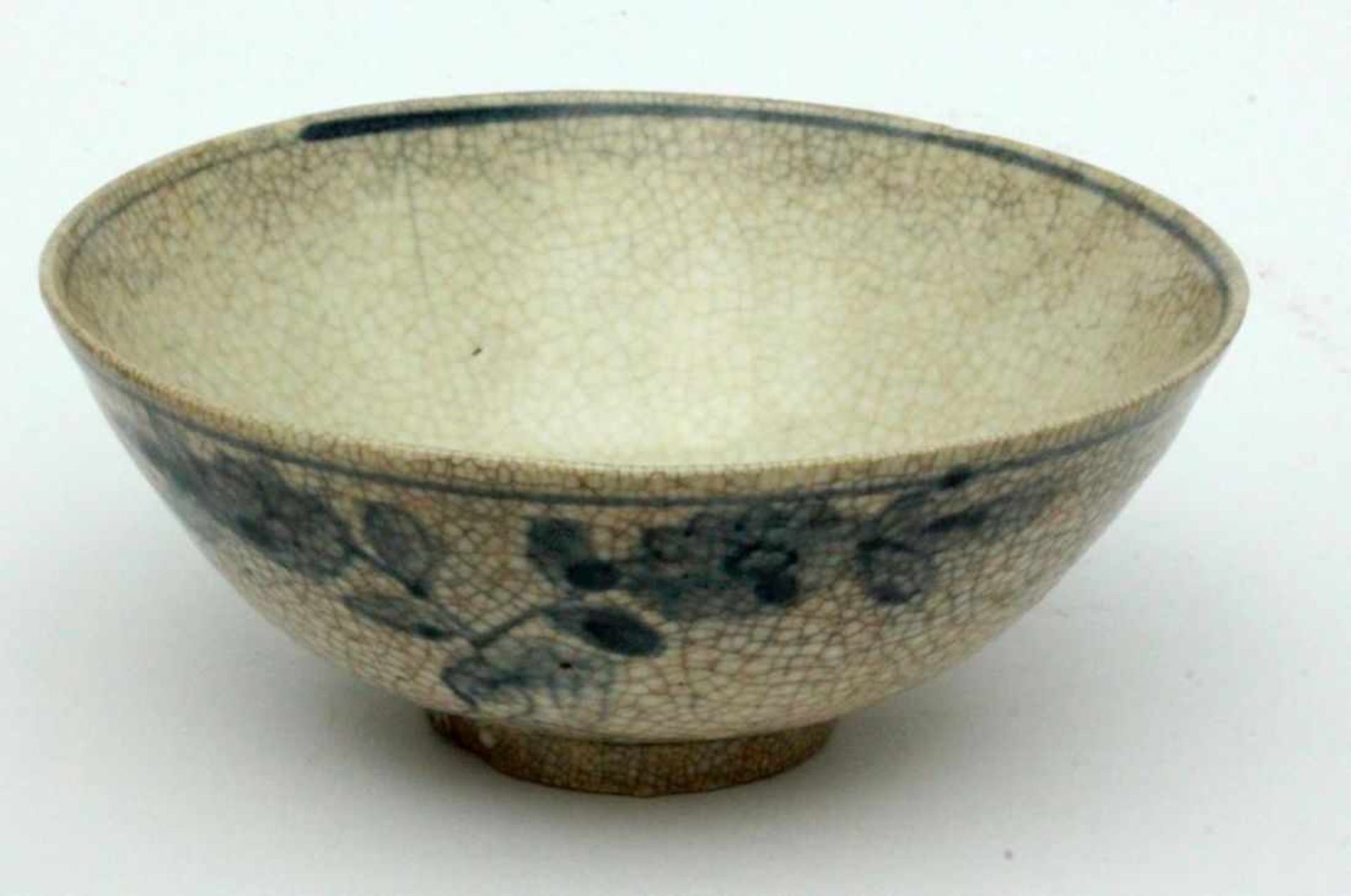 ''A SWATOW ZHANGZHOU PORCELAIN BOWL China, Ming dynasty, 1368-1644 Deep-trough bowl with