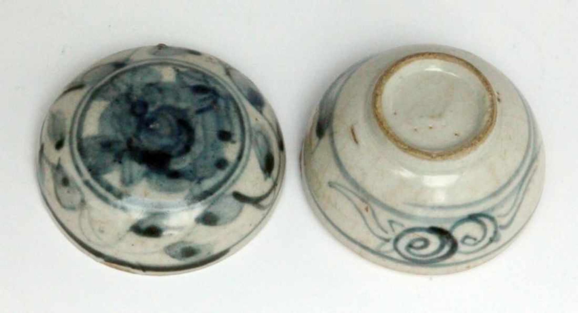 ''A SWATOW ZHANGZHOU LIDDED BOX Wanli era, Ming dynasty 1563-1620 Porcelain with floral - Bild 3 aus 3