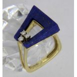 ''A LADIES RING 585/000 yellow gold with lapis lazuli and 3 brilliant cut diamonds. Ring