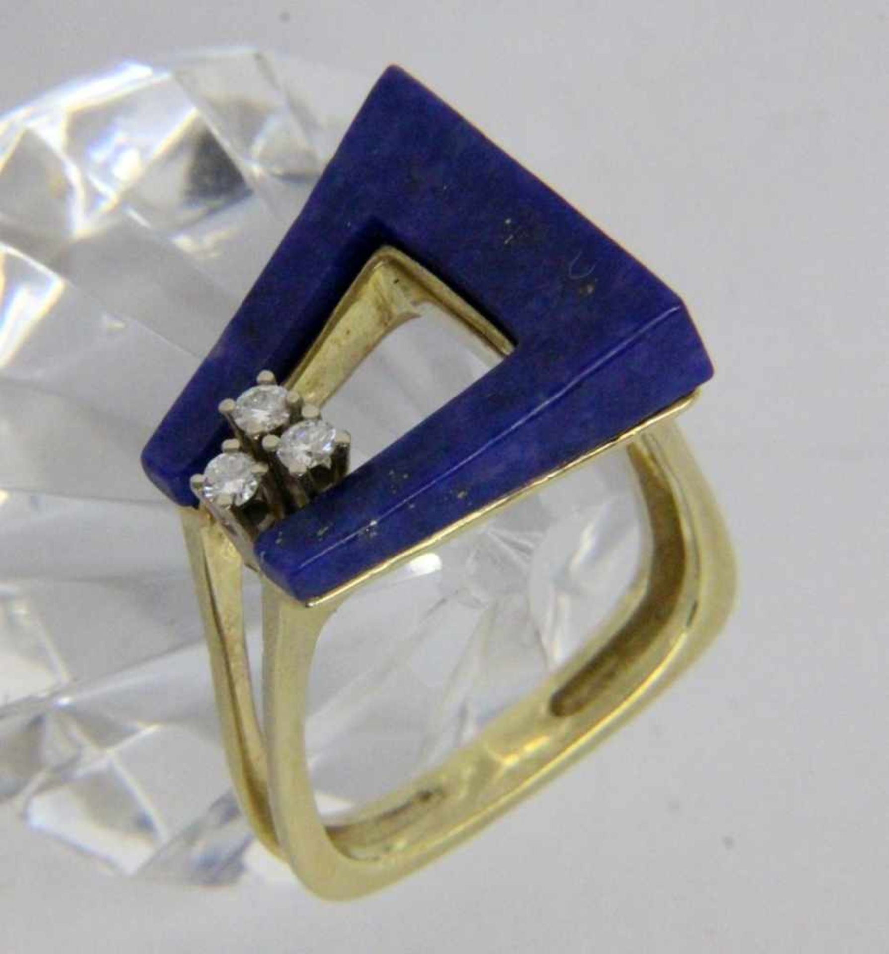 ''A LADIES RING 585/000 yellow gold with lapis lazuli and 3 brilliant cut diamonds. Ring