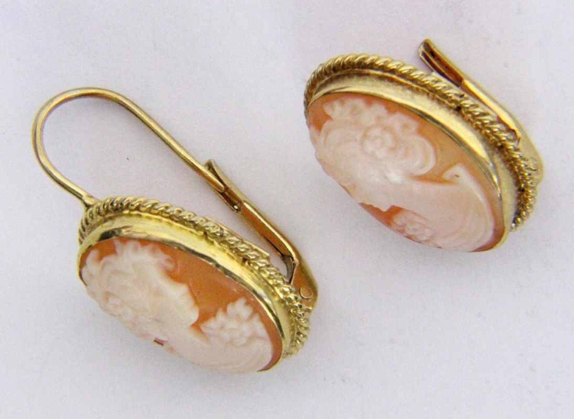 ''A PAIR OF DROP EARRINGS WITH SHELL CAMEOS Silver gilt. 28 mm long.Keywords: jewellery,