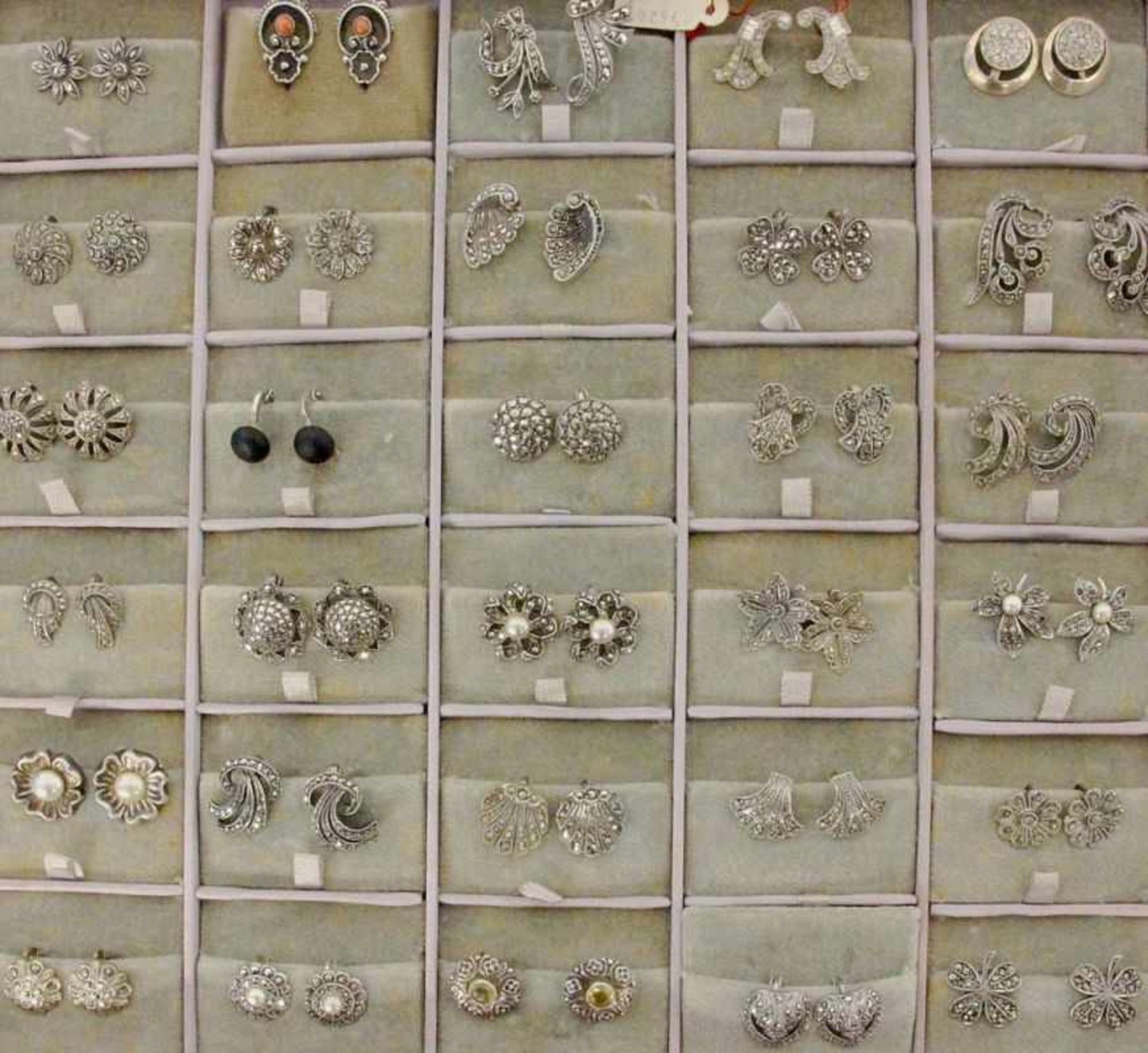 ''A LOT OF 30 PIECES OF EARRINGS, silver, mostly with marcasitesKeywords: jewellery,